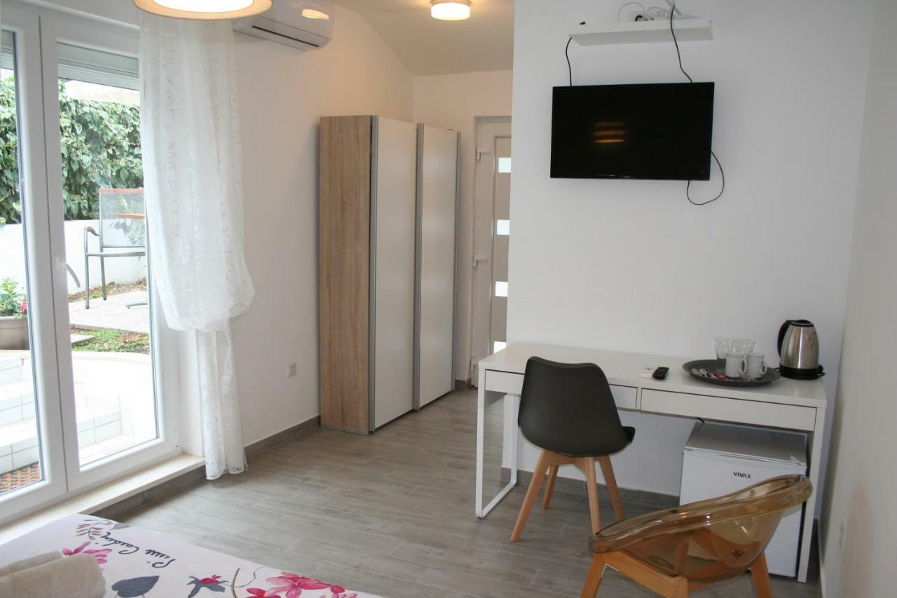 Room With Garden Split Exterior photo