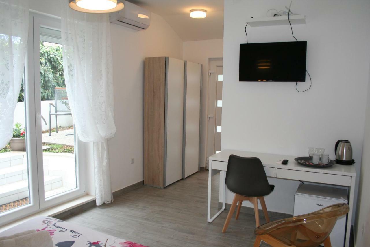 Room With Garden Split Exterior photo