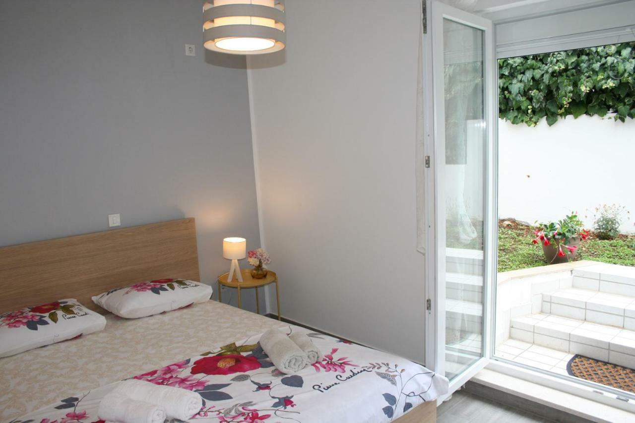 Room With Garden Split Exterior photo