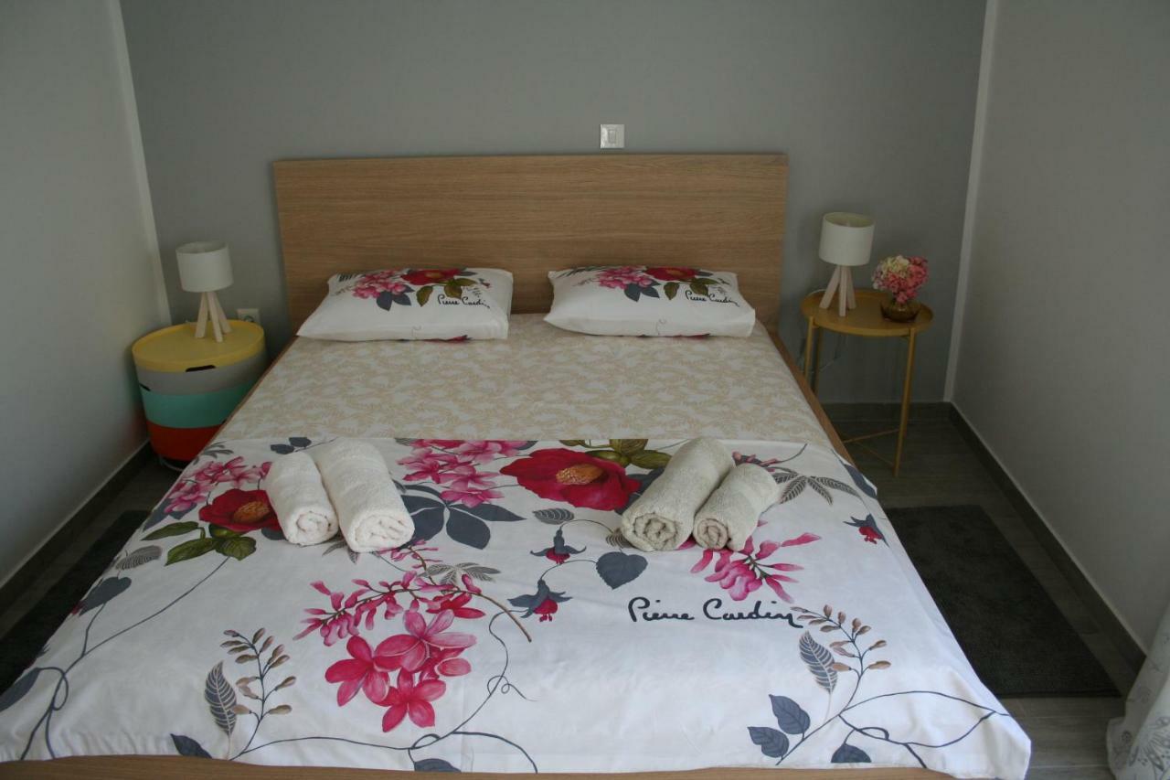 Room With Garden Split Exterior photo