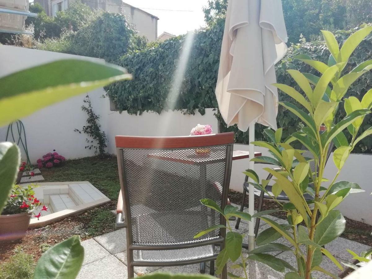 Room With Garden Split Exterior photo